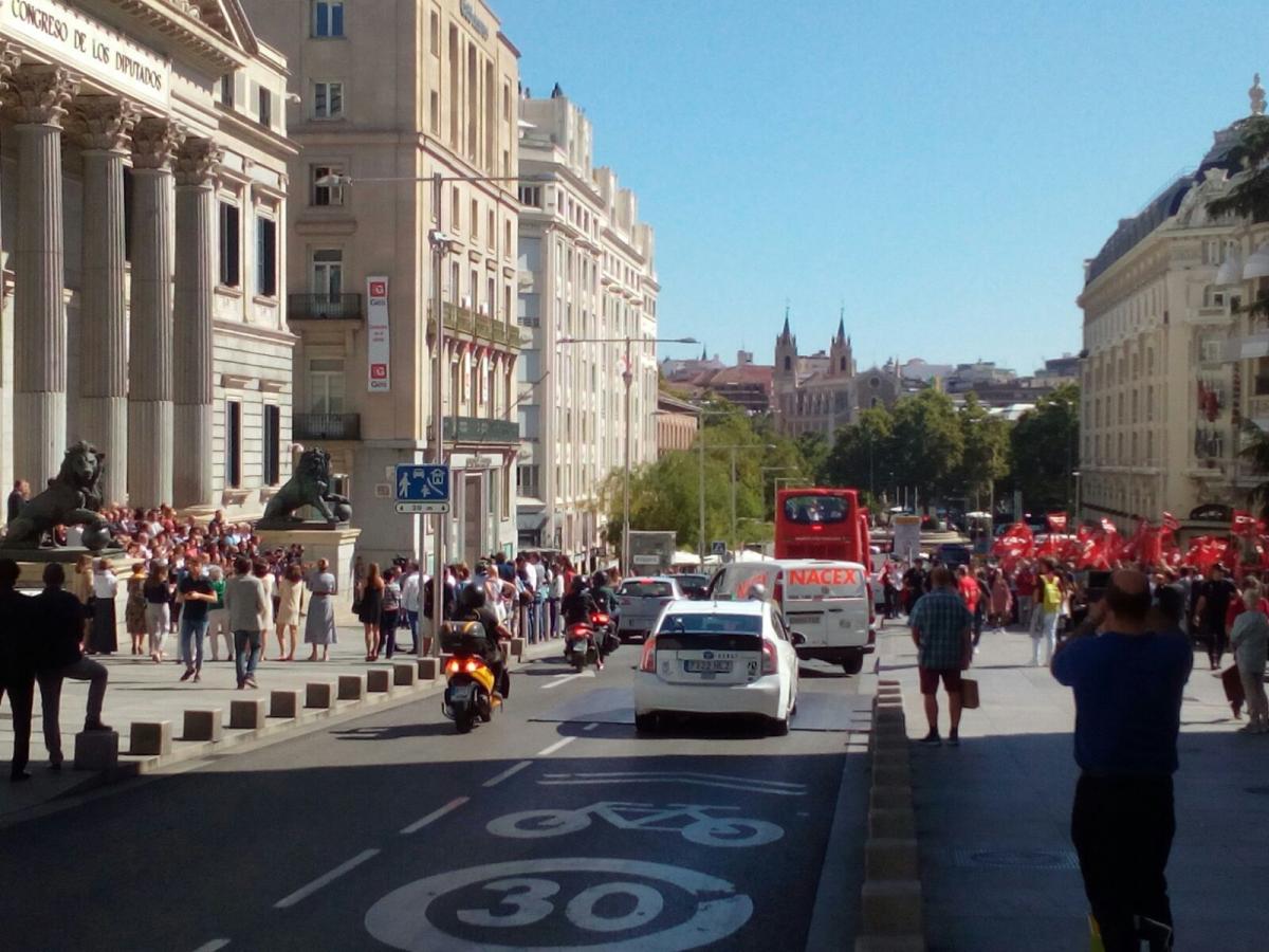 La concentración de CCOO coincidió con otra concentración, la de Policías del Congreso (izquierda) en apoyo a sus compañeros en Cataluña
