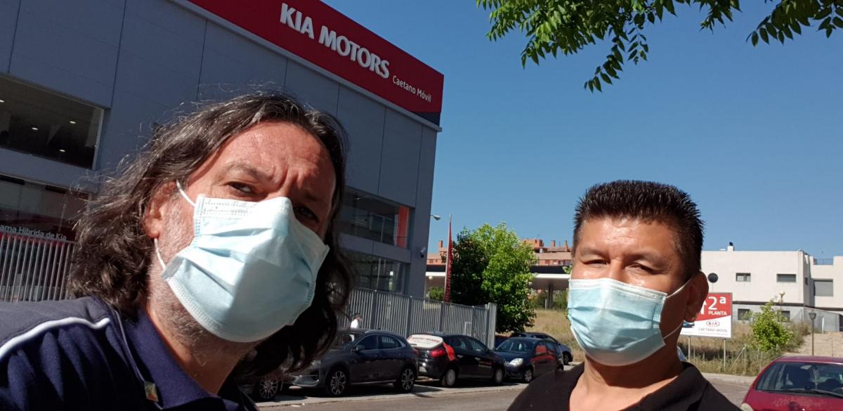 El responsable del auto de CCOO de Industria junto a un delegado del Grupo Caetano