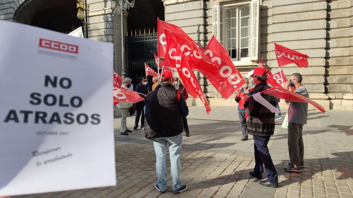 Concentración "NO SOLO ATRASOS" en el Palacio Real.