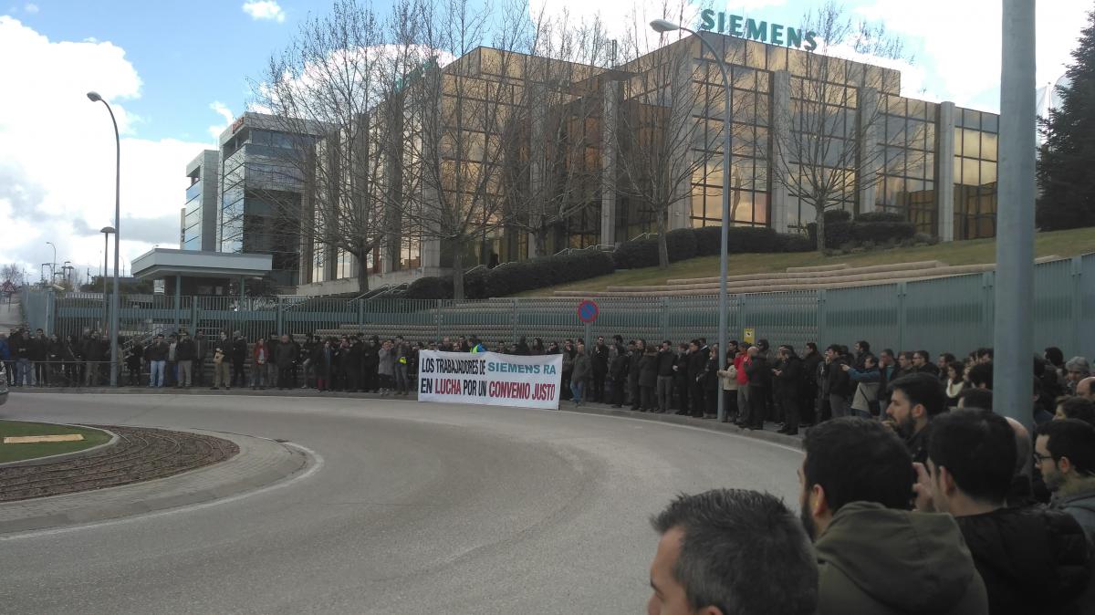 Concentración ante la sede de Siemens en Tres Cantos