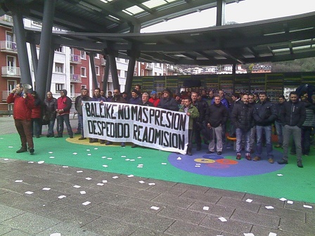 Concentración de esta mañana frente al Juzgado de Eibar