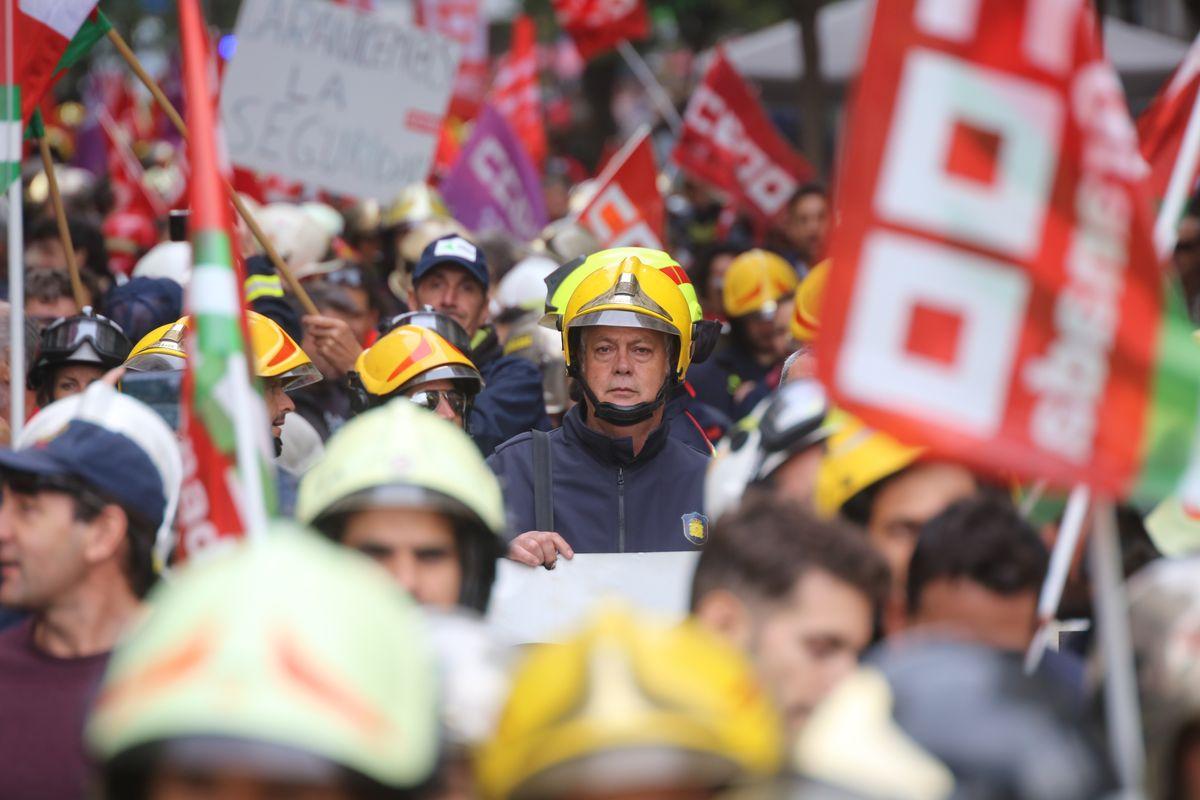 Manifestación en Madrid por una regulación estatal consensuada para los bomberos