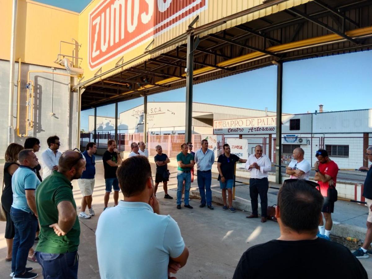 Garbiñe Espejo, Secretaria General de CCOO de Industria, junto con miembros de CCOO de Andalucía visitan a las compañeras de Zumosol
