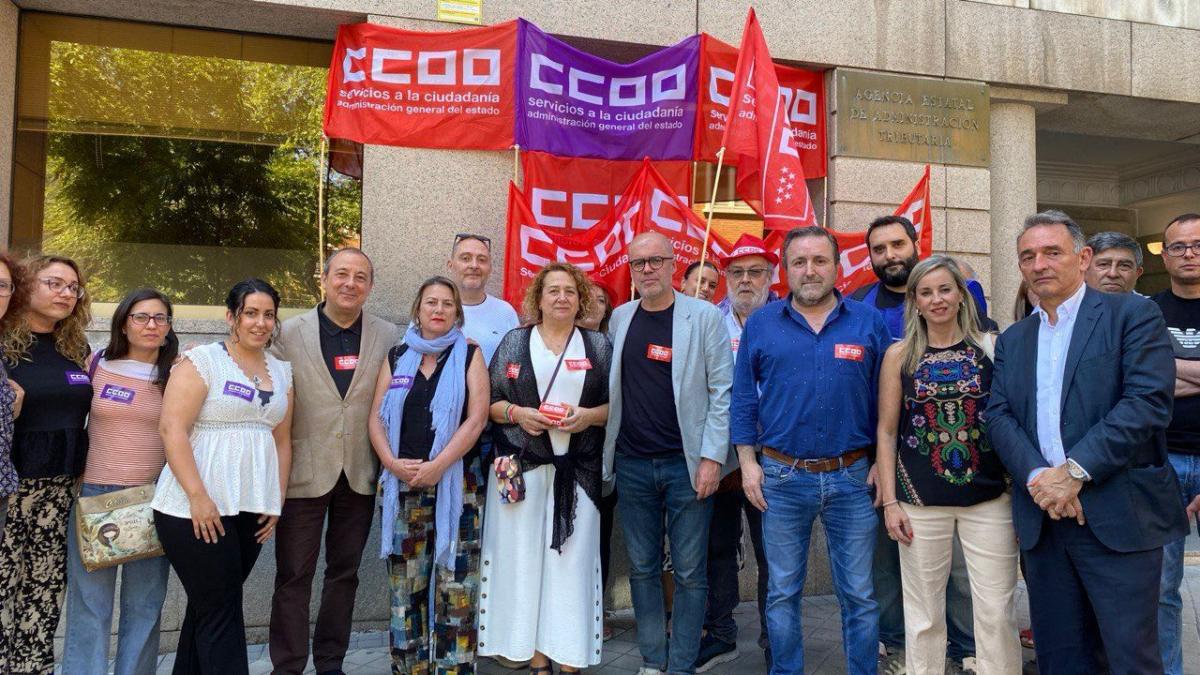 Unai Sordo en su visita de este jueves a las delegadas y delegados de CCOO encerrados en la AEAT