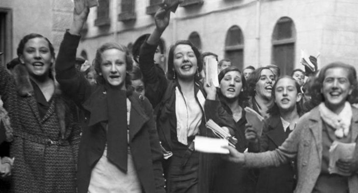 Grupo de mujeres estrenando el Derecho al voto en 1933