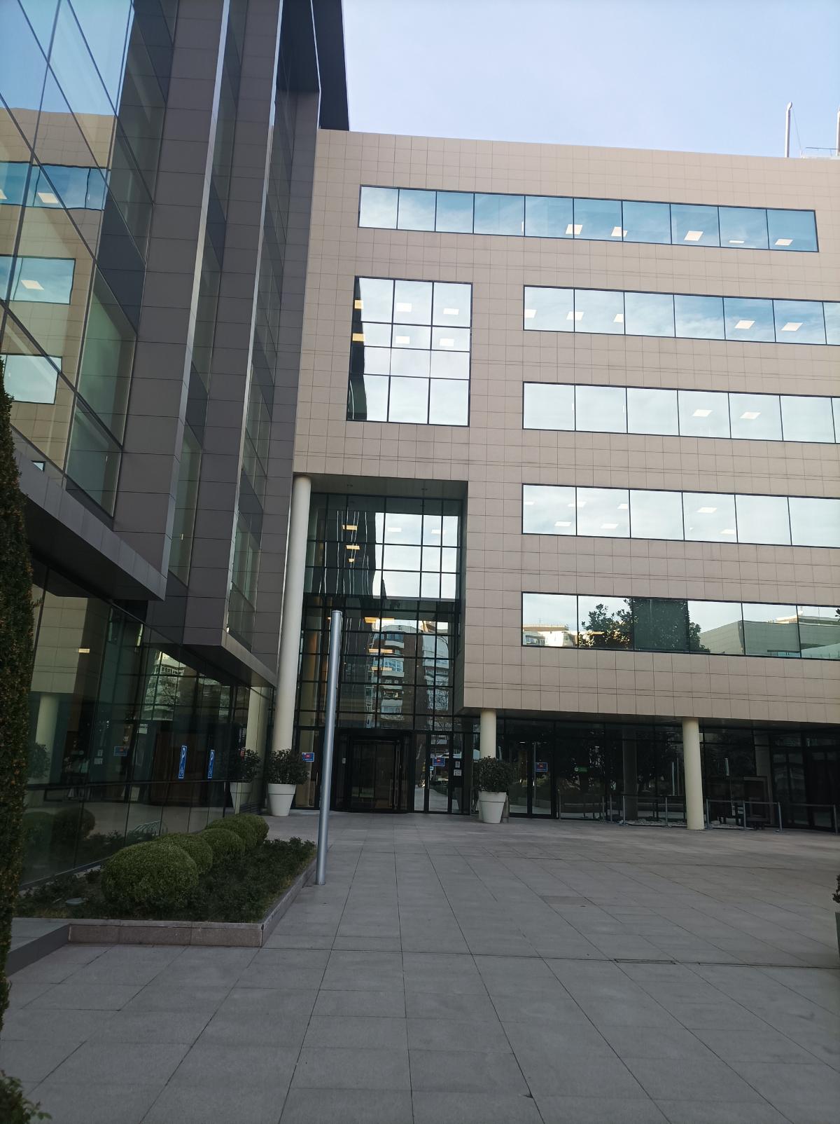 Fachada lateral del INE en la sede de Manoteras