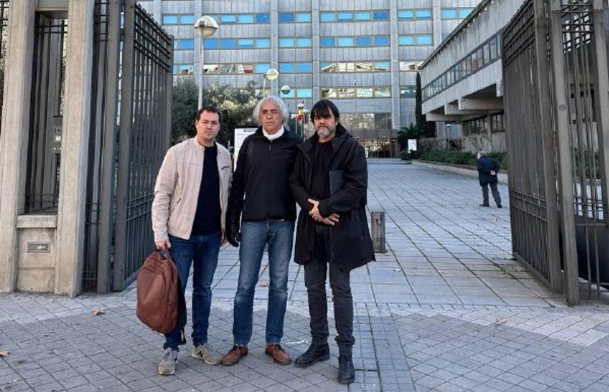 El secretario general de CCOO de Industria de Madrid, el presidente del comité de empresa de Schneider Griñón y el responsable de Política Industrial de CCOO de Industria a su llegada al Ministerio de Industria