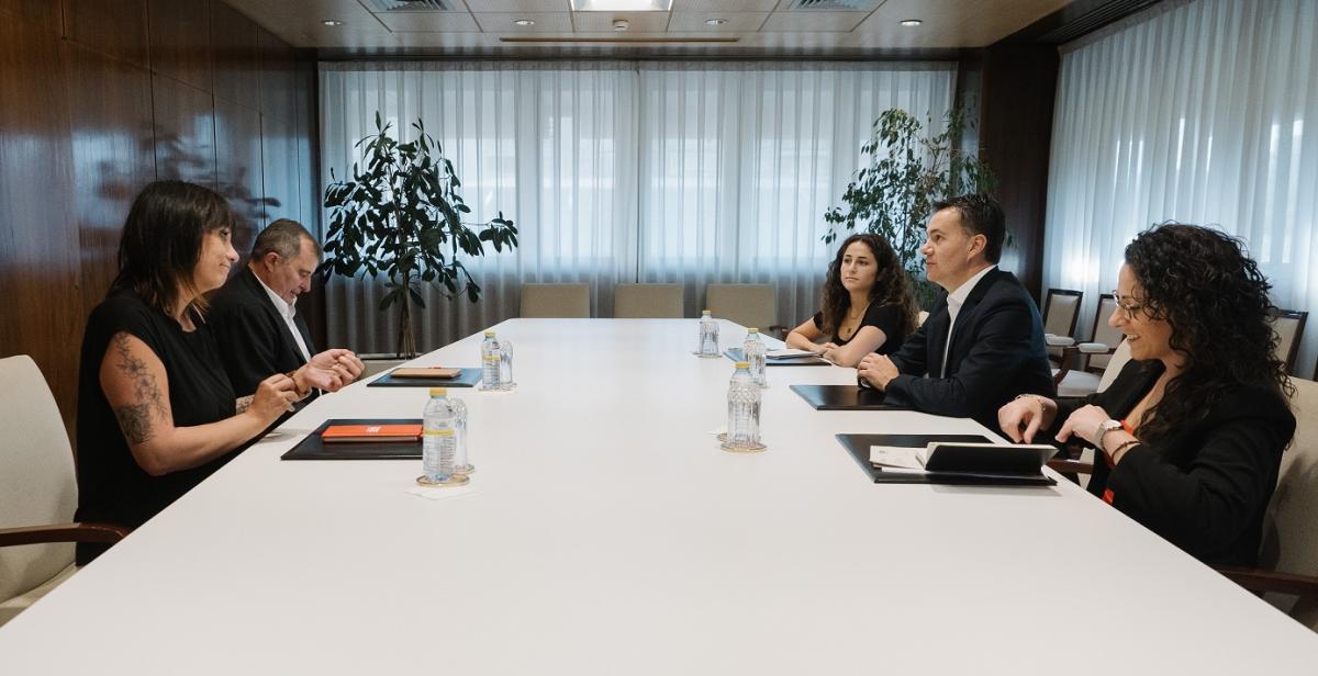 A la izquierda, Garbiñe Espejo