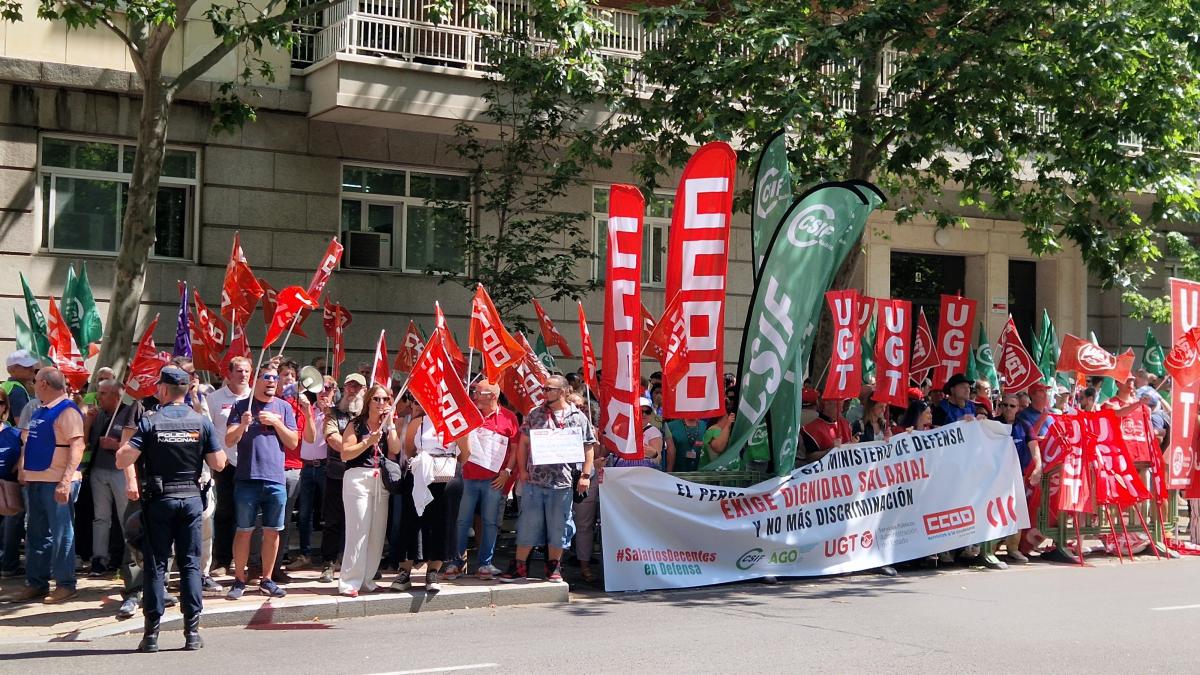 Éxito en la concentración para la subida salarial del Personal Civil del Ministerio de Defensa