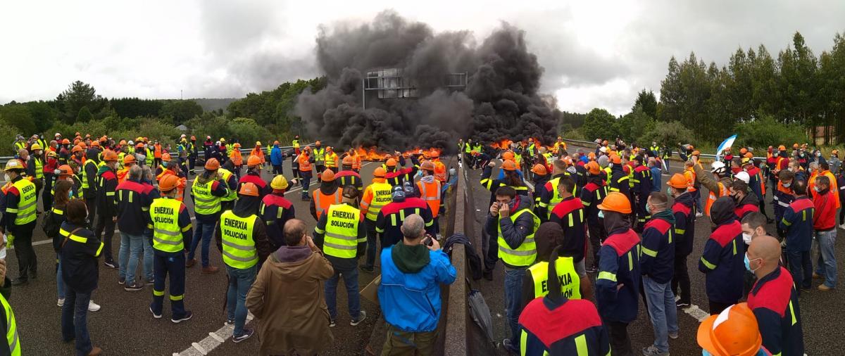 La plantilla de Alcoa cortó la AG-64 a su paso por Viveiro