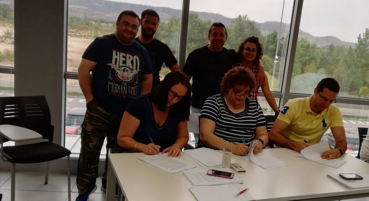 Las negociadoras y los negociadores de CCOO firman el pacto de articulación