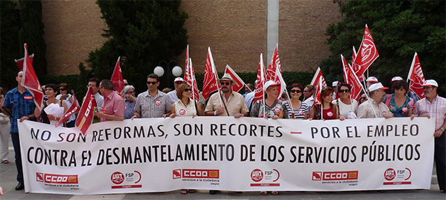 Concentración ante la Agencia Tributaria en Zaragoza.