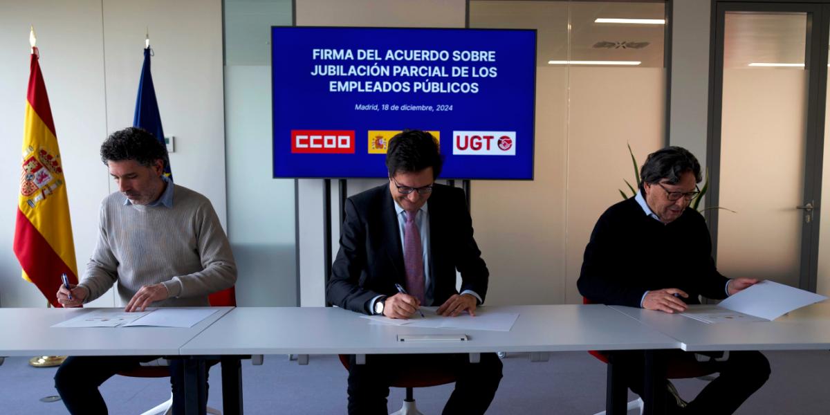 El coordinador del rea Pblica de CCOO, Lucho Palazzo, el ministro para la Transformacin Digital y de la Funcin Pblica, scar Lpez, y el secretario general de UGT Servicios Pblicos, Julio Lacuerda firman el acuerdo sobre jubilacin parcial del personal funcionario y estatutario de las administraciones pblicas