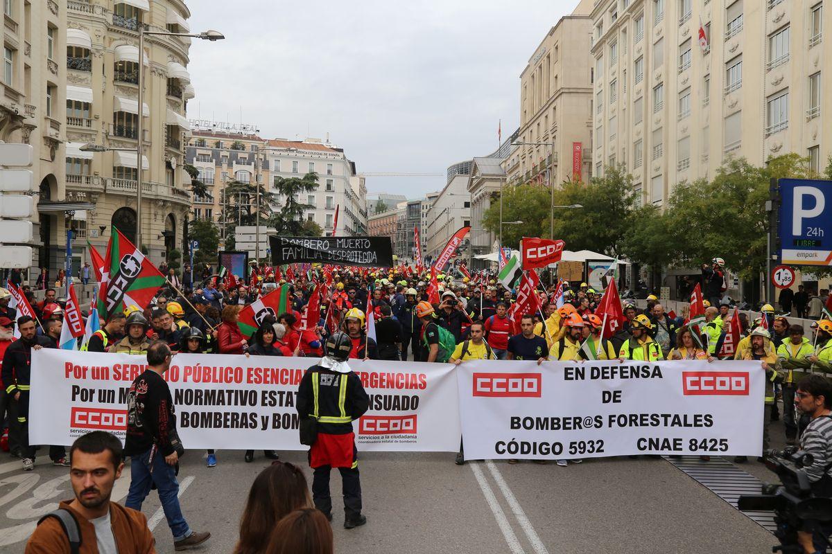 Manifestación en Madrid por una regulación estatal consensuada para los bomberos