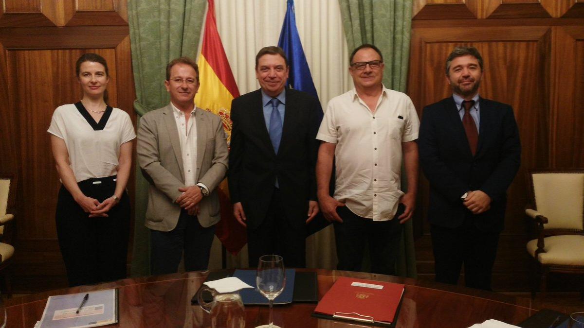 En el centro de la imagen el ministro de Industria acompañado de los secretarios generales de CCOO de Industria y UGT FICA