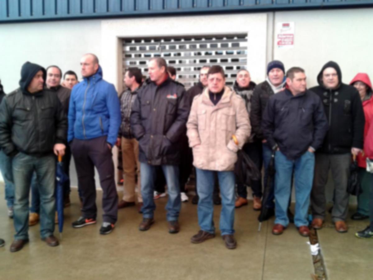 Imaxe dos traballadores de ATEÍNAVAL na concentración desta mañá