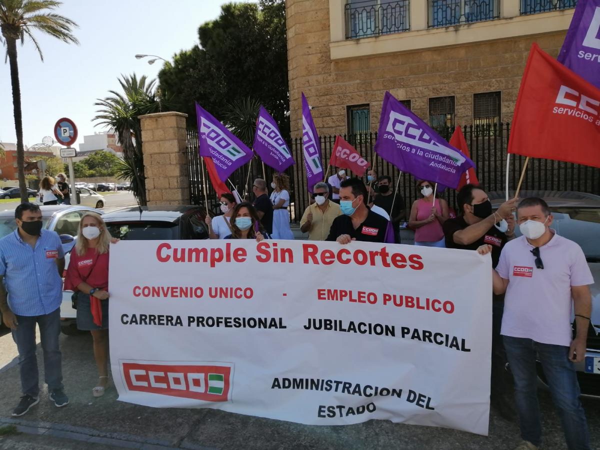 Concentración en Cádiz #CumpleSinRecortes
