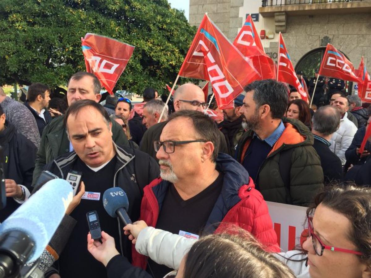 Agustín Martín y Víctor Ledo atienden a los medios de comunicación durante la concentración ante la Delegación del Gobierno