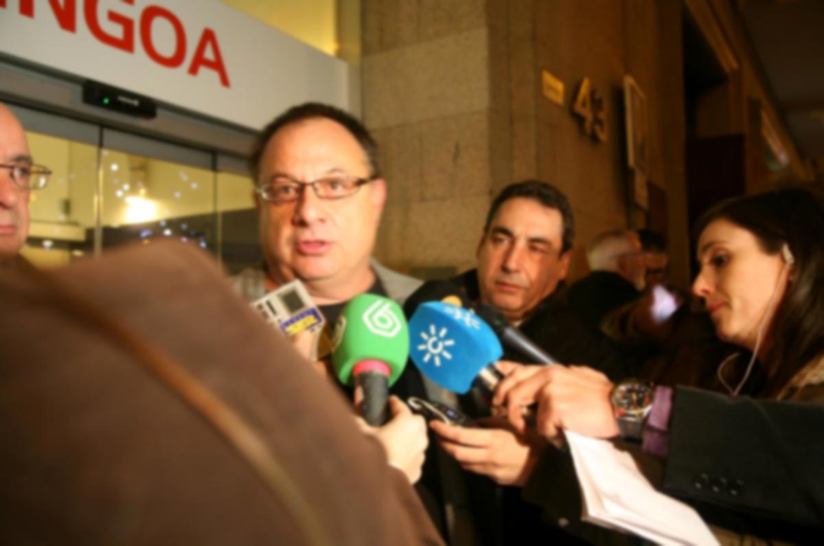 Agustín Martín atiende a los periodistas a la salida de la reunión con la dirección de Abengoa