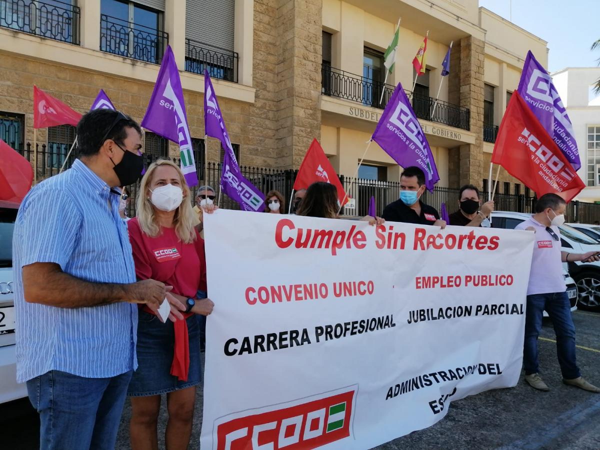 Concentración en Cádiz #CumpleSinRecortes