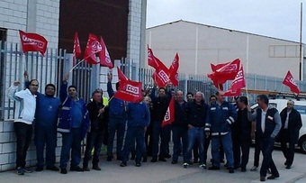 Concentración a las puertas de Liteyca en Cáceres. Foto de archivo