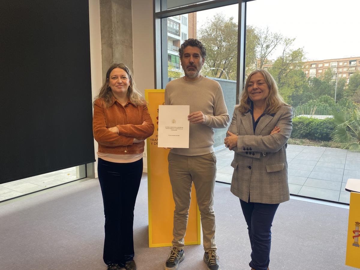 El coordinador del Área Pública de CCOO, Lucho Palazzo Gallo, firma el Acuerdo Marco para la Mejora del Empleo Público y el Servicio a la Ciudadanía, junto a la secretaria de Estado de Función Pública, Consuelo Sánchez Naranjo, y la directora general de Función Pública, María Hilda Jiménez Núñez