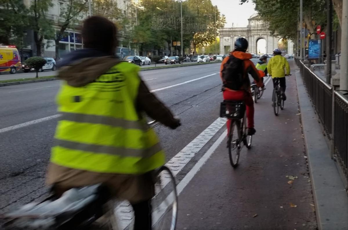 Ciclistas por un carril bici en Madrid