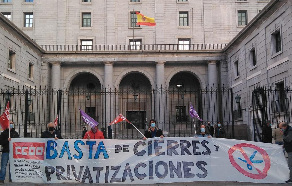 Concentración ante la sede del ministerio en Madrid para evitar el cierre de los talleres y oficinas de Julián Besteiro