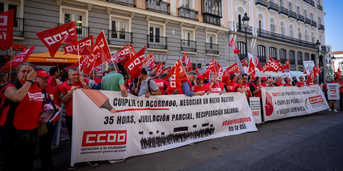 Decenas de trabajadoras y trabajadores públicos en la concentración del 25 de junio de 2025 ante el Ministerio de Hacienda para exigir al Gobierno que cumpla los acuerdos en la Administración General del Estado
