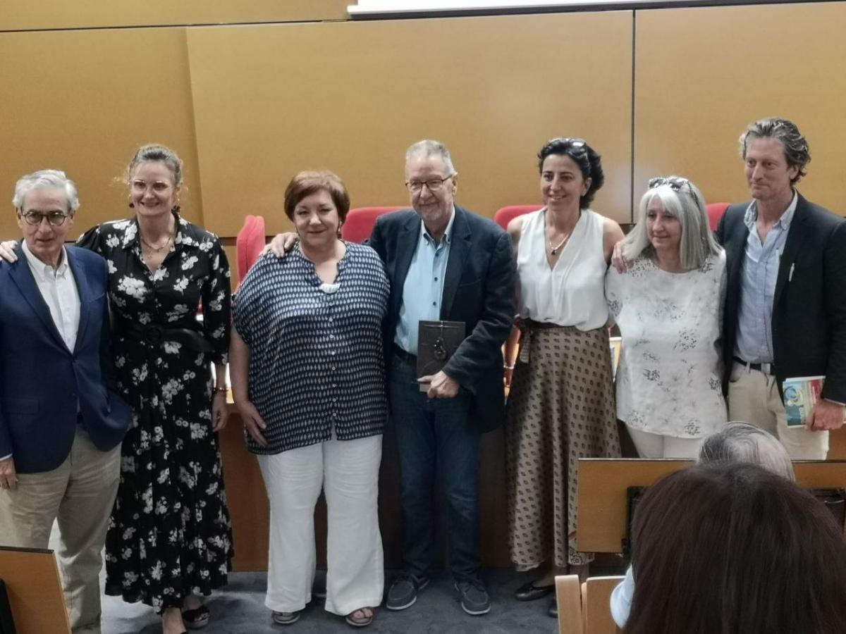 Isidor Boix, en el centro, recogiendo el premio Jordi Jaume