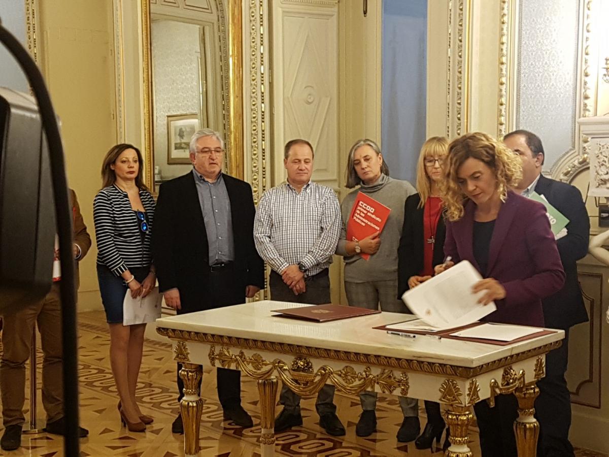 Firma del Acuerdo de ampliación permiso de paternidad, Ministra Meritxel Batet y Sindicatos