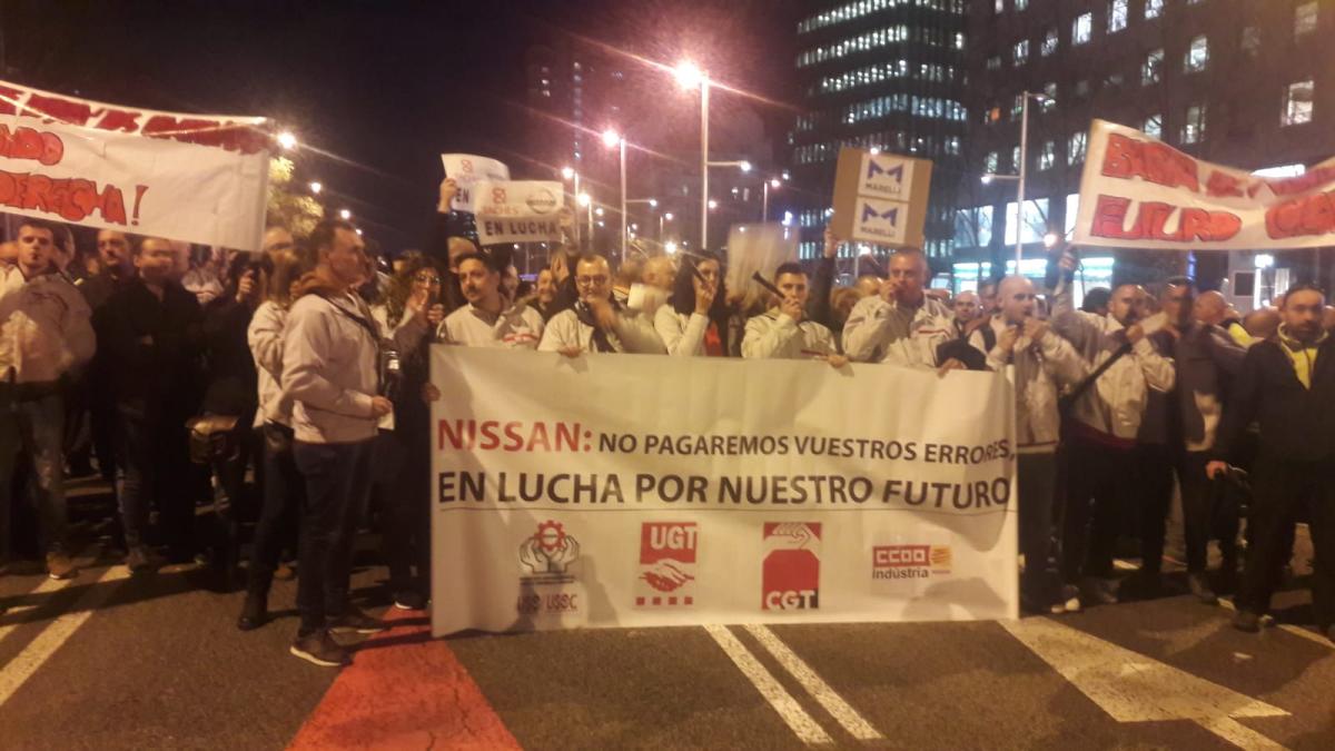 Trabajadores y trabajadoras de Nissan en el consulado Japonés en Barcelona