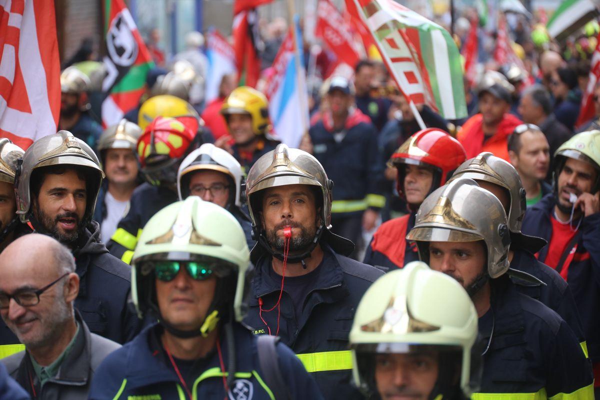 Manifestación en Madrid por una regulación estatal consensuada para los bomberos