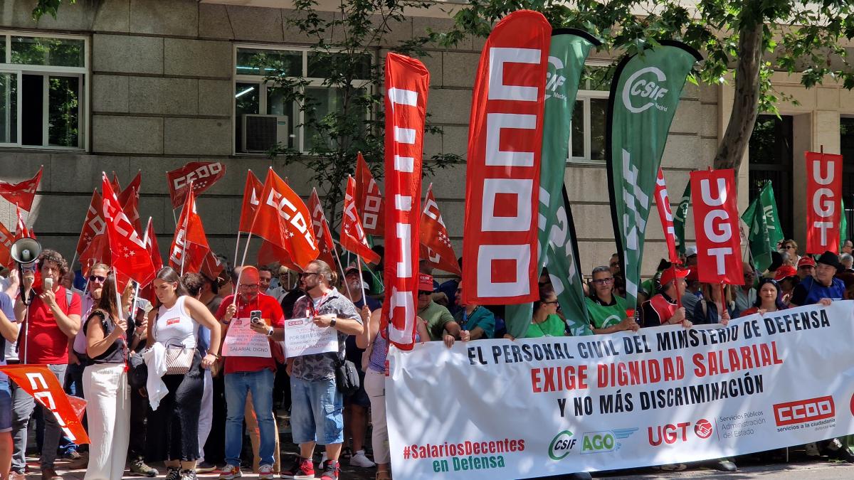 Éxito en la concentración para la subida salarial del Personal Civil del Ministerio de Defensa