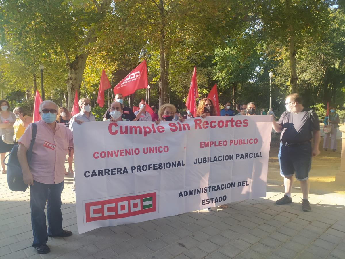 Concentración en Sevilla #CumpleSinRecortes