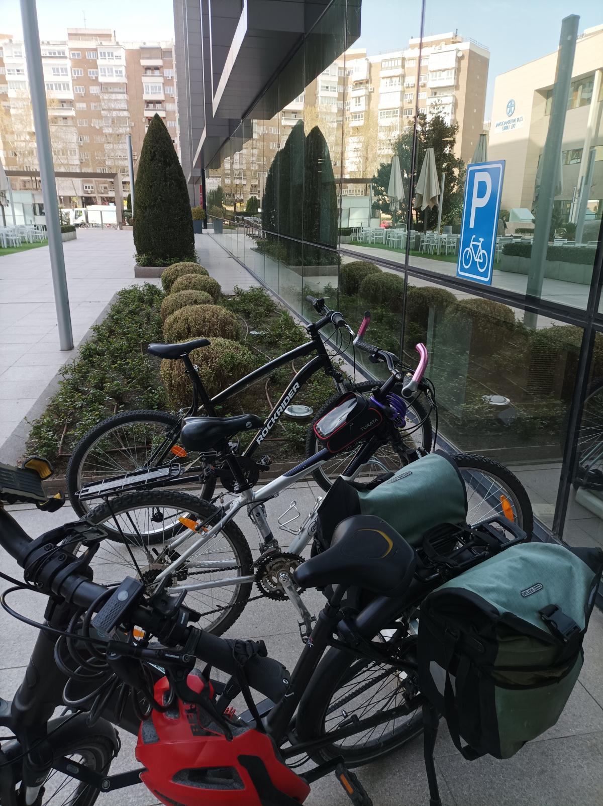 Parking de bicicletas en la sede del INE de Manoteras