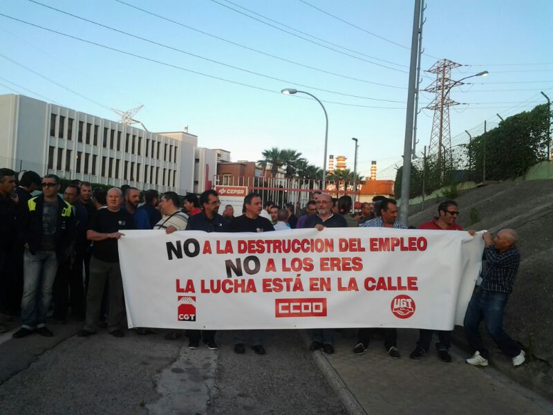 Trabajadores concentrados en las puertas de la refinería Gibraltar de CEPSA