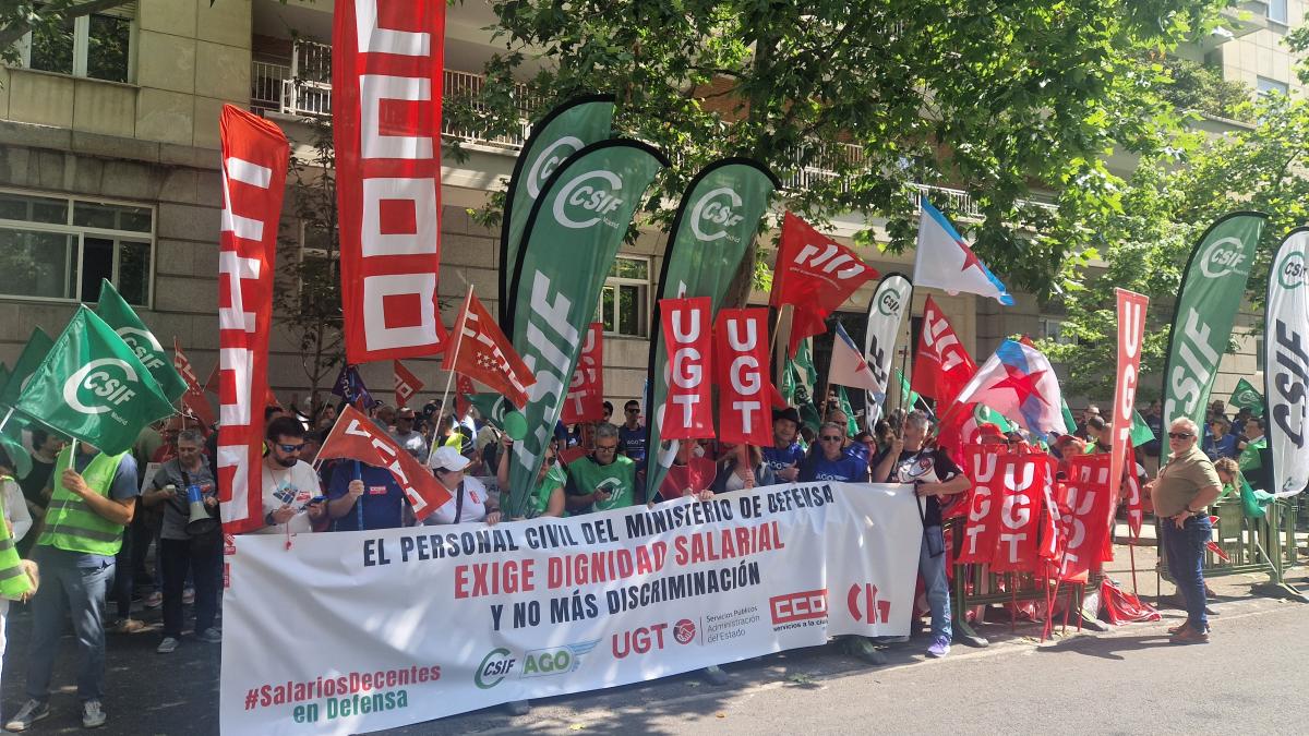 Éxito en la concentración para la subida salarial del Personal Civil del Ministerio de Defensa