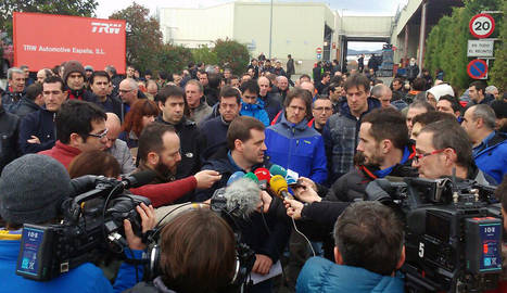 Josi Álvarez (CCOO) realiza declaraciones en la puerta de la fábrica tras conocer la cifra del ERE.