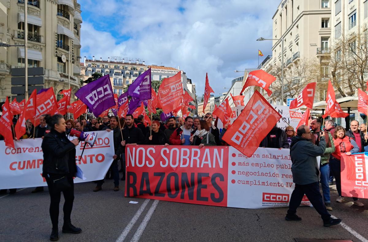 Concentración #NosSobranRazones en la AGE delante del Congreso de los Diputados