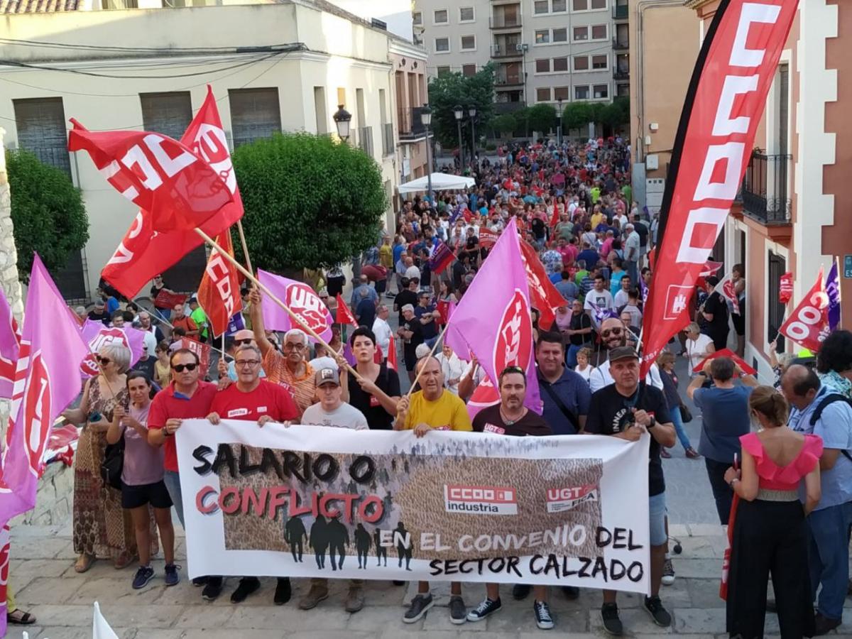 Concentración trabajadores y trabajadoras del calzado
