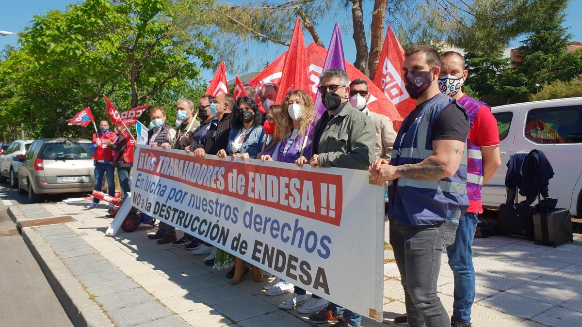 La protesta ante la sede de Endesa se extendió durante un par de horas