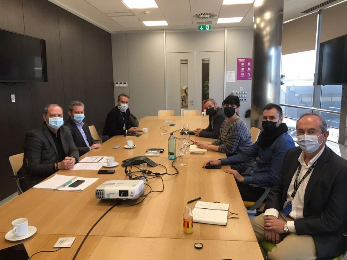 Garbiñe Espejo y Pedro Hojas con los directivos de Airbus