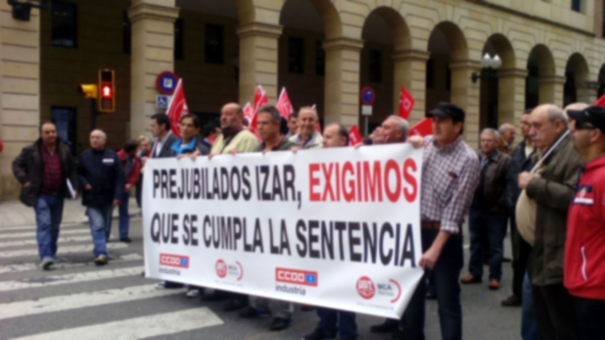 Concentración de ex trabajadores de Izar Gijón frente a la Delegación de Hacienda en Gijón.