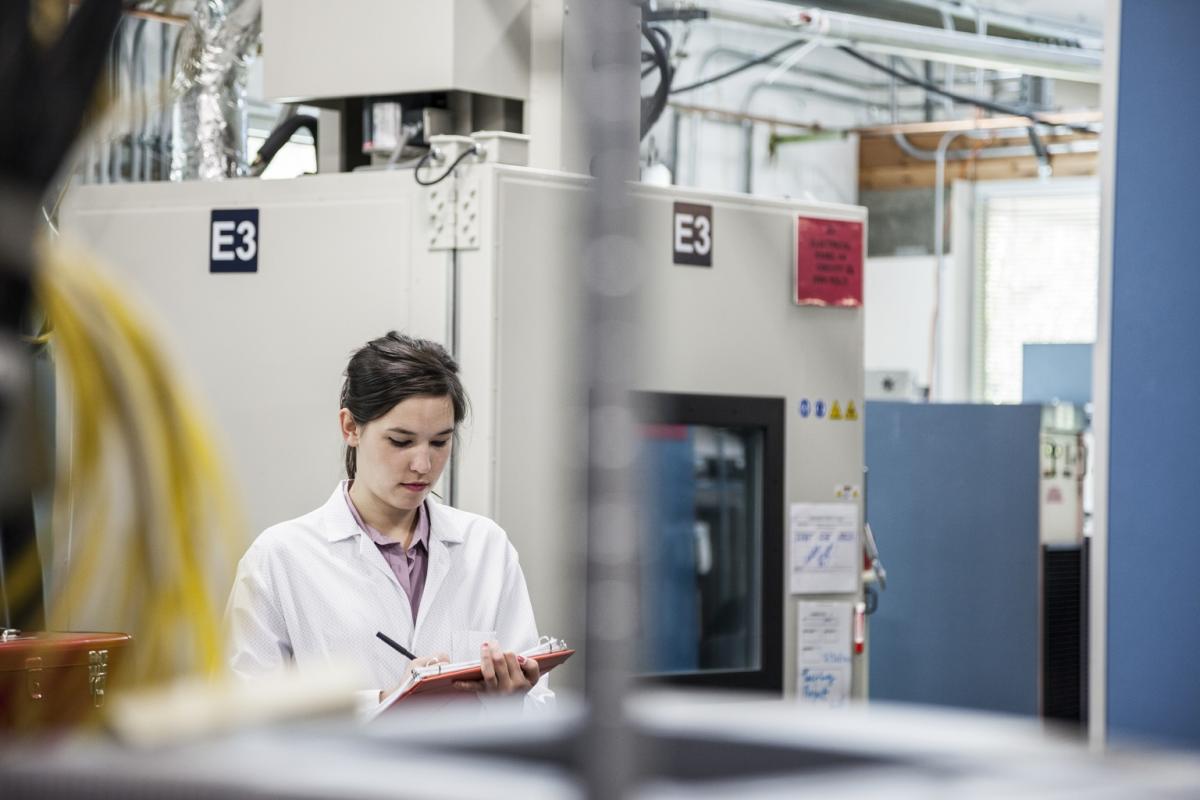 En la industria, las mujeres siguen sometidas a una mayor precariedad