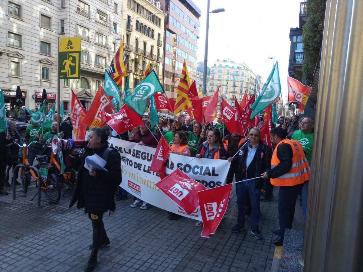 Concentración de trabajadoras y trabajadores de la Seguridad Social de Barcelona