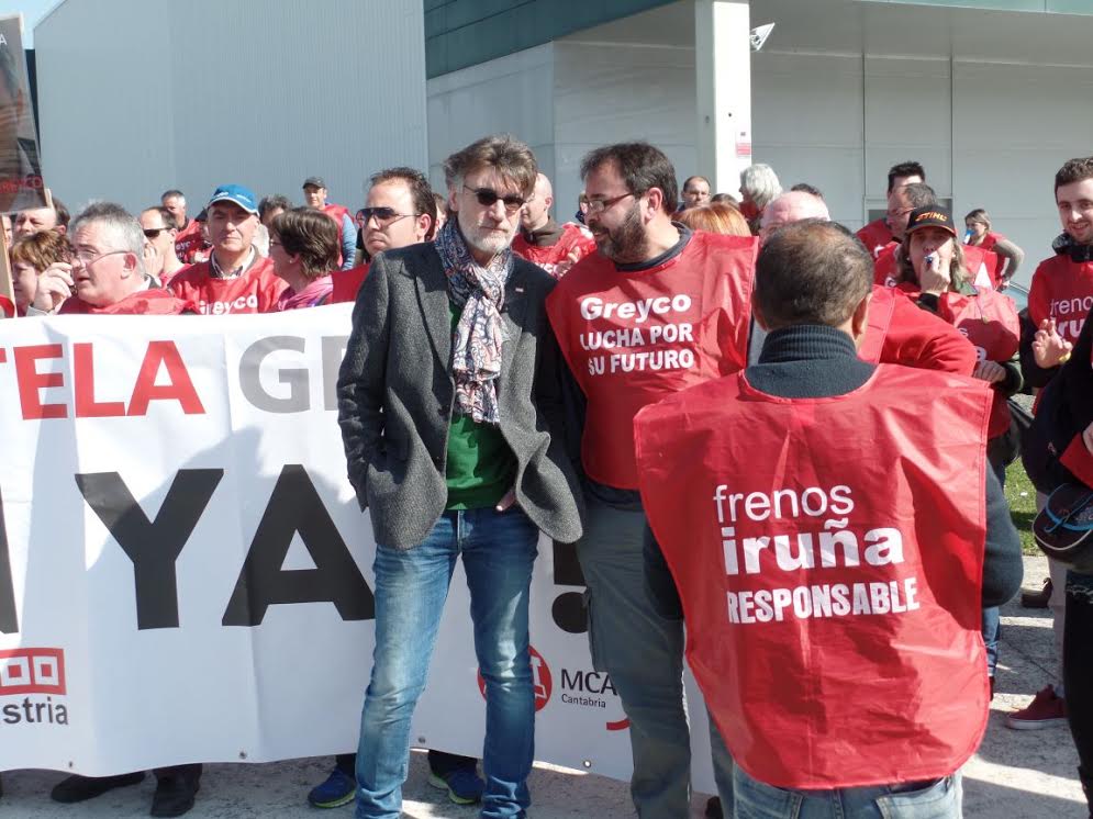 Los trabajadores de Greyco, concentrados frente a la sede de Frenos Iruña