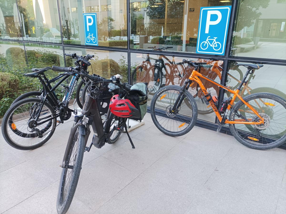 Aparcabicis en el edificio del INE de Avdda Manoteras