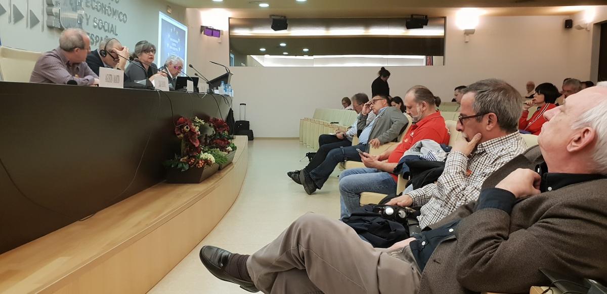 Público y ponentes de la segunda mesa de debate