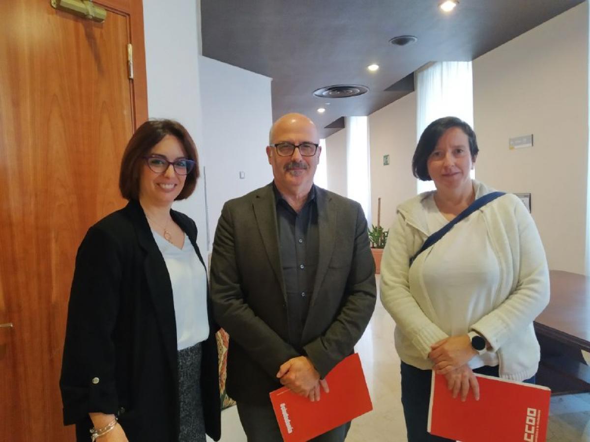 Presentación del informe en Madrid. Director General de la AEI, Domènec Espriu, junto a la secretaria general de CCOO en la AGE, Elisa Fernández (izq).